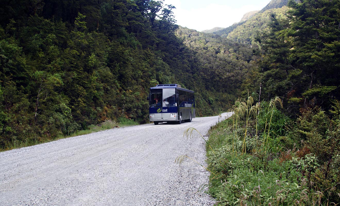 Après la traversée du lac Manapouri, il faut emprunter un autocar en direction du col de Wilmot Pass.