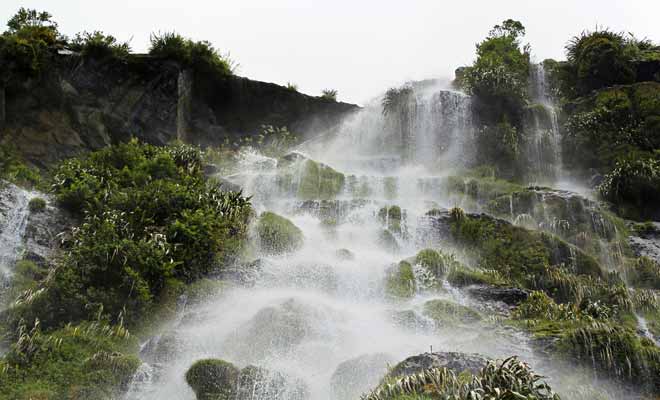 Le Fiordland est l'une des régions les plus humides sur Terre. Les sept mètres de pluie qui se déversent chaque année alimentent les centaines de cascades du fjord.