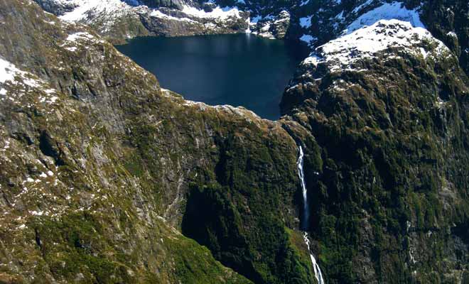 La chute de Browne Falls qui se déverse dans le fiord tombe de 836 mètres d'altitude. C'est la neuvième chute la plus haute du monde !