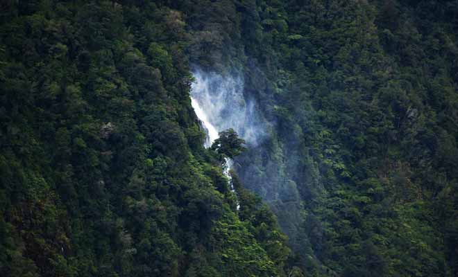 Helena Falls est l'une des plus belles chutes d'eau du Doubtful Sound.