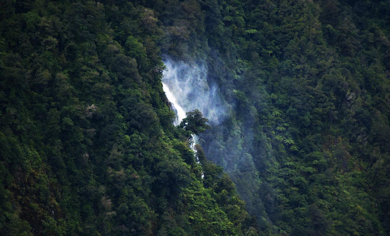 Helena Falls est l'une des plus belles chutes d'eau du Doubtful Sound.