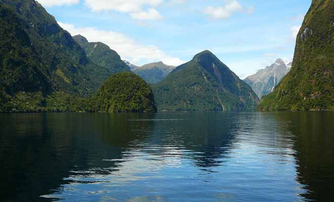 Les Maoris ont naturellement été les premiers à s'aventurer les eaux du fiord. Il restera ensuite inexploré durant près de 700 ans jusqu'au passage de l'Endeavour du capitaine Cook.