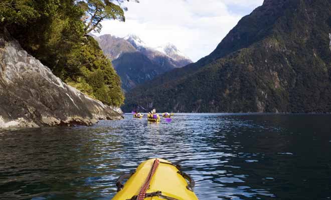 Le point de vue sur le paysage est radicalement différent en kayak, car vous naviguez au fil de l'eau et non sur le pont d'un navire de croisière. L'expérience est presque mystique à la nuit tombée.