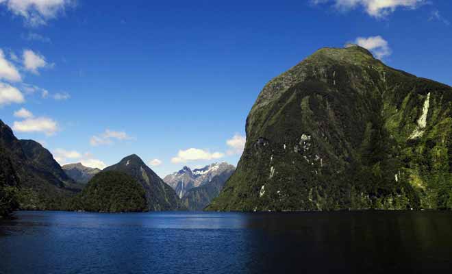 Le Doubtful Sound, comme tous les fiords de la région, occupe une vallée glaciaire submergée par les flots.