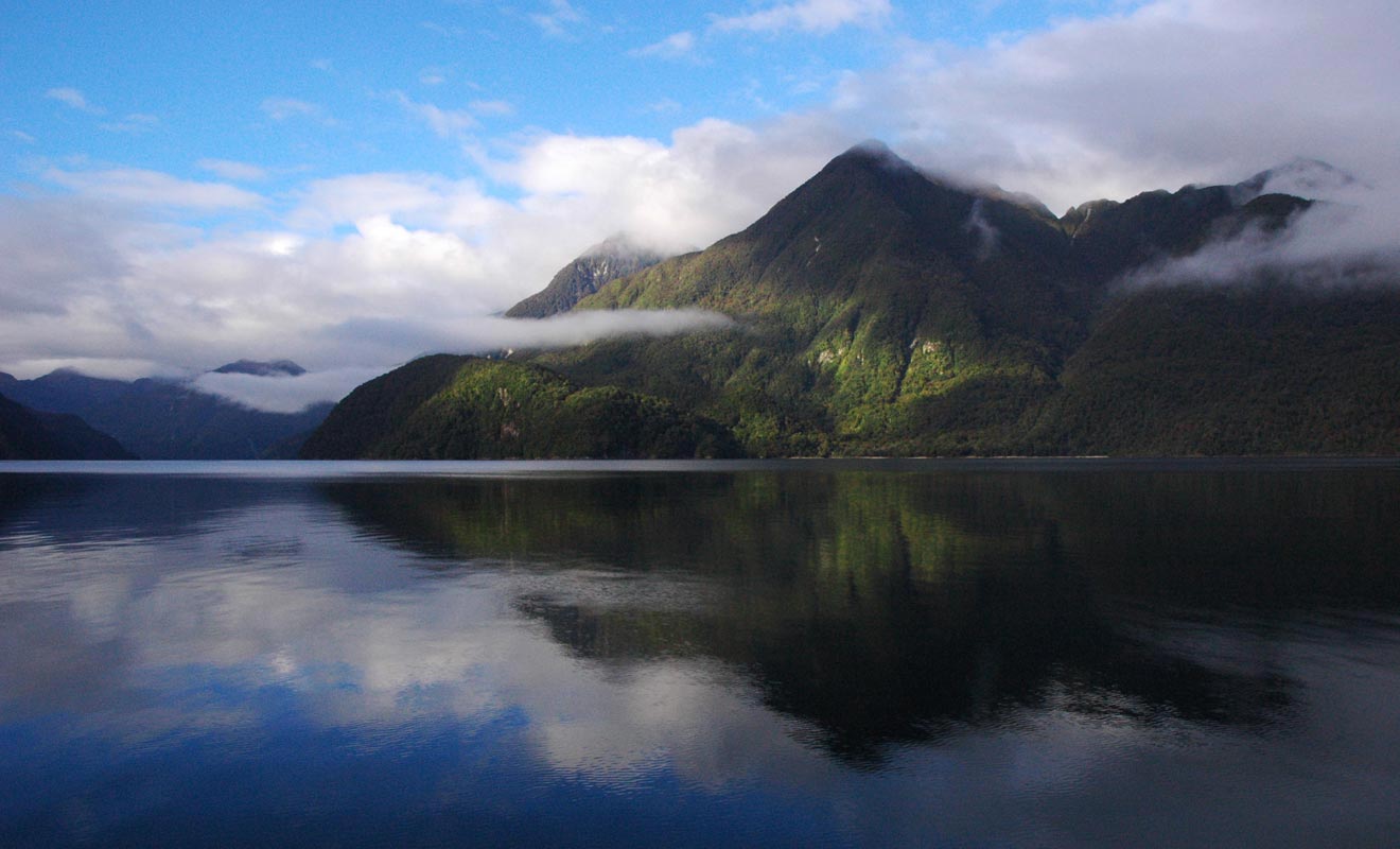 Lorsque le capitaine Cook a découvert le fiord, il s'est abstenu de l'explorer en raison du calme plat dont il se méfiait. Il arrive en effet que le vent ne souffle pas durant des jours, immobilisant les navires.