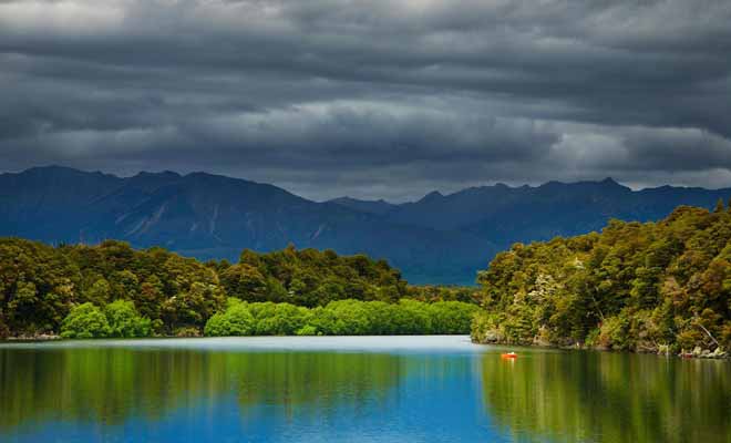 Un projet du gouvernement prévoyait la construction d'un barrage au lac Manapouri. L'accumulation des eaux aurait noyé les îles si la pétition lancée par la population n'avait pas fait plier le pouvoir en place.