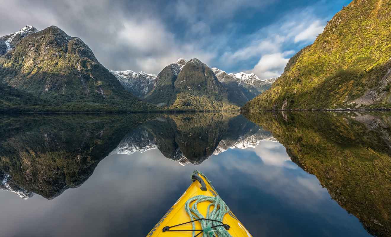 Le kayak change les perspectives et il vaut mieux découvrir les fjords au fil de l'eau que sur un navire de croisière.