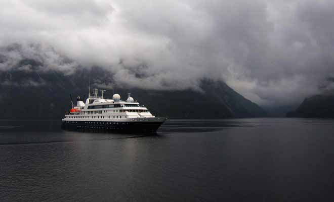 Des navires de croisières sillonnent les eaux du fiord en compagnie de quelques voiliers.