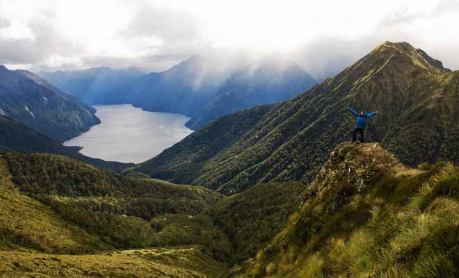 Se faire déposer en hélicoptère est l'une des rares solutions pour accéder au Fjord. Il reste la voie maritime, et la traditionnelle excursion sur une journée.