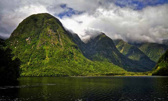 Même si le Doubtful Sound est aujourd'hui accessible, mais son accès reste extrêmement difficile pour une équipe de tournage. Malgré sa beauté légendaire, le fiord n'apparait pas dans les films de Peter Jackson.