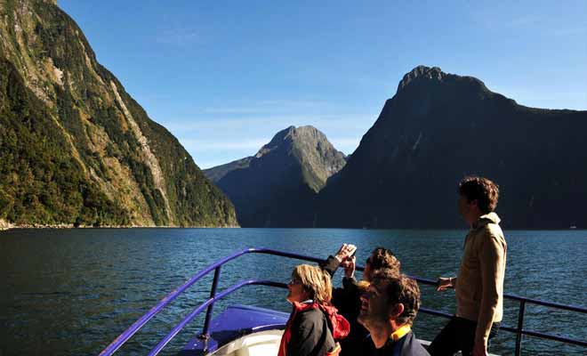 Durant la croisière, le capitaine réclame le silence et coupe les moteurs. Le silence absolu qui s'installe rappelle que le nom maori de l'endroit est « Patea » (le lieu où le silence s'installe).