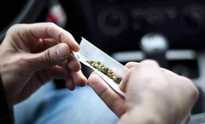 La consommation de drogues comme la marijuana est illégale en Nouvelle-Zélande. Le voyageur arrêté en possession de drogue peut-être expulsé du territoire et devra régler une sévère amende.