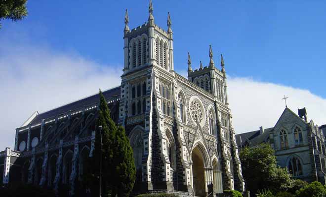 La cathédrale Saint-Joseph est ouverte au public et sa visite est gratuite.