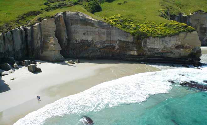 Les falaises de calcaire ont été façonnées par l'érosion.
