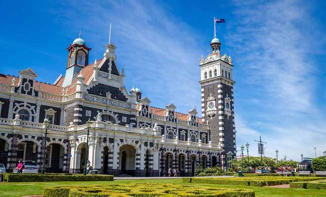 La gare de Dunedin est la construction la plus emblématique de Nouvelle-Zélande et c'est le terminus de Taieri Gorge Railway, une ligne touristique très populaire.