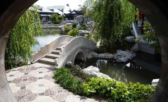 Le Jardin chinois est construit à partir de dix mille tonnes de pierre importées spécialement de Chine.