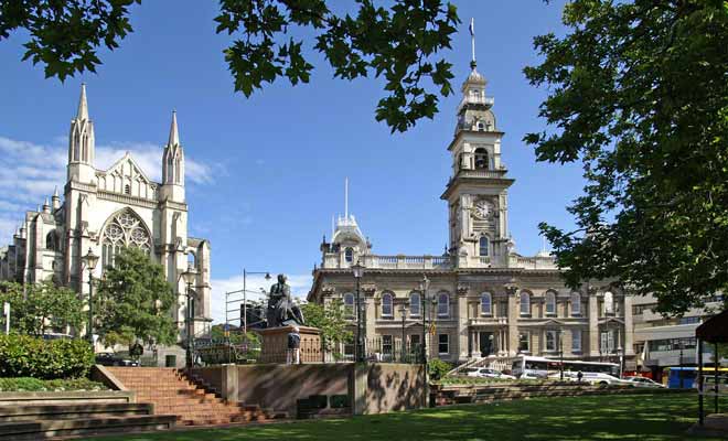 Parce qu'elle forme un octogone, la place centrale de Dunedin est baptisée « Octagon ». C'est le lieu de rendez-vous des étudiants, d'autant que l'on peut s'y connecter gratuitement au WiFi.