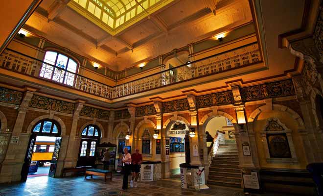 Le musée « New Zealand Sports Hall of Fame » se trouve à l'étage de la gare Centrale. Le rugby est bien sûr à l'honneur, mais ce n'est pas le seul sport où les Néo-Zélandais excellent.