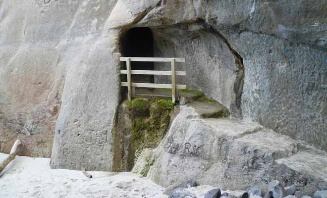 Un riche propriétaire aurait fait creuser le tunnel à l'explosif pour que sa femme puisse profiter plus facilement de la plage.