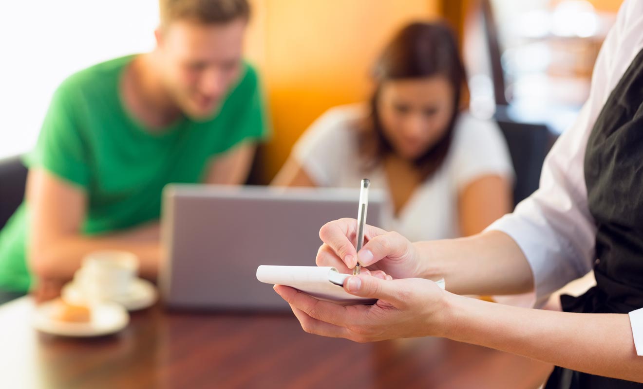 Travailler tout en suivant des études est déjà difficile en France. À l'étranger, il faut être doublement motivé pour arriver à s'en sortir. Mais ce n'est pas impossible !