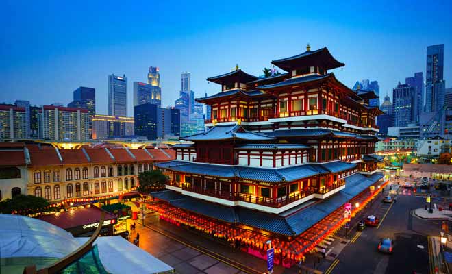 Faire escale à Singapour lorsque l'on se rend en Nouvelle-Zélande (ou lors du vol retour) est une expérience très dépaysante. La proximité de l'aéroport avec le centre-ville permet de découvrir quelques merveilles avant de reprendre l'avion.
