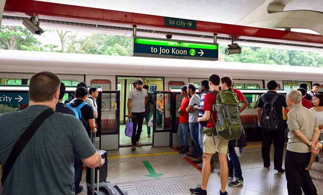 Pou rejoindre le centre-ville de Singapour depuis l'aéroport, vous pouvez emprunter une ligne de métro aussi propre qu'elle est efficace et rapide.