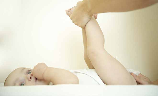 Changer un bébé en avion-demande de la dextérité, car les cabines sont souvent exiguës.
