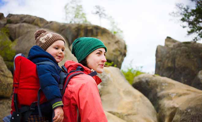 Le porte-bébé dorsal fatigue le dos, mais il est parfaitement adapté aux randonnées avec les tout petits.