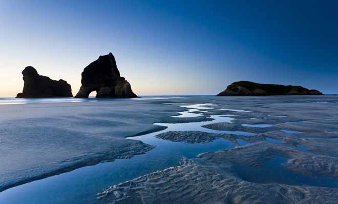 Farewell Spit est une longue langue de sable à la pointe nord de l'Île du Sud. Une randonnée de deux heures permet de rejoindre la plage de Wharariki Beach.