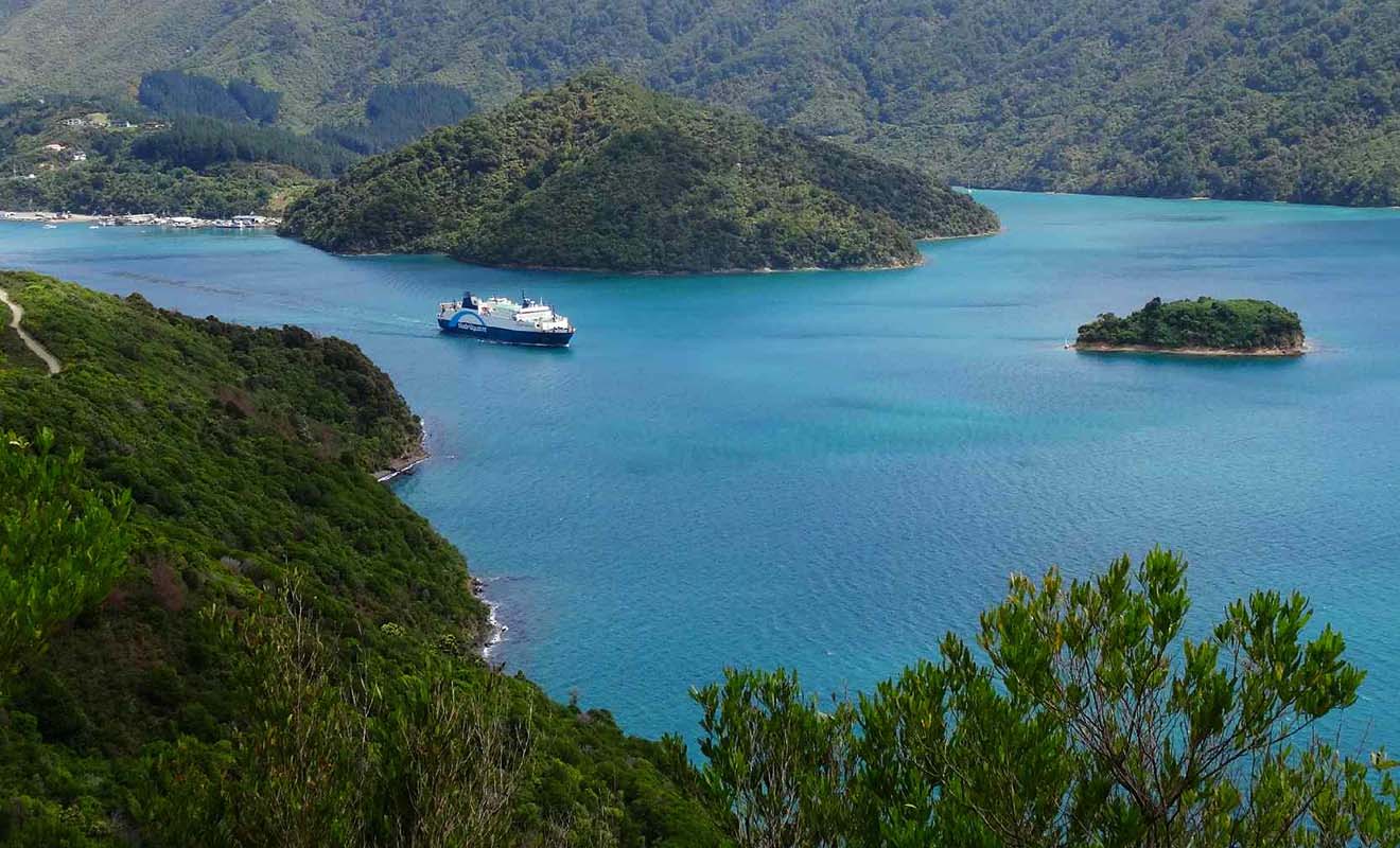 Remis à niveau en 2015, le Straits Feronia met une demi-heure de plus à effectuer la traversée entre Wellington et Picton.