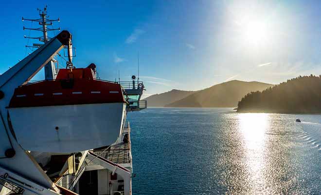 Économiser du temps n'est pas toujours un bon calcul ! La traversée en ferry par exemple est plus intéressante qu'un trajet en avion qui ne permet pas d'admirer le paysage.