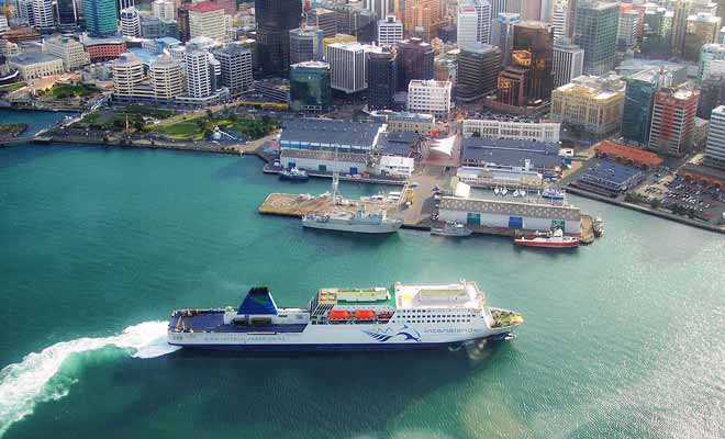 Chaque jour les ferries viennent s'amarrer à quai pour embarquer les voyageurs qui souhaitent passer de l'Île du Nord à l'Île du Sud.