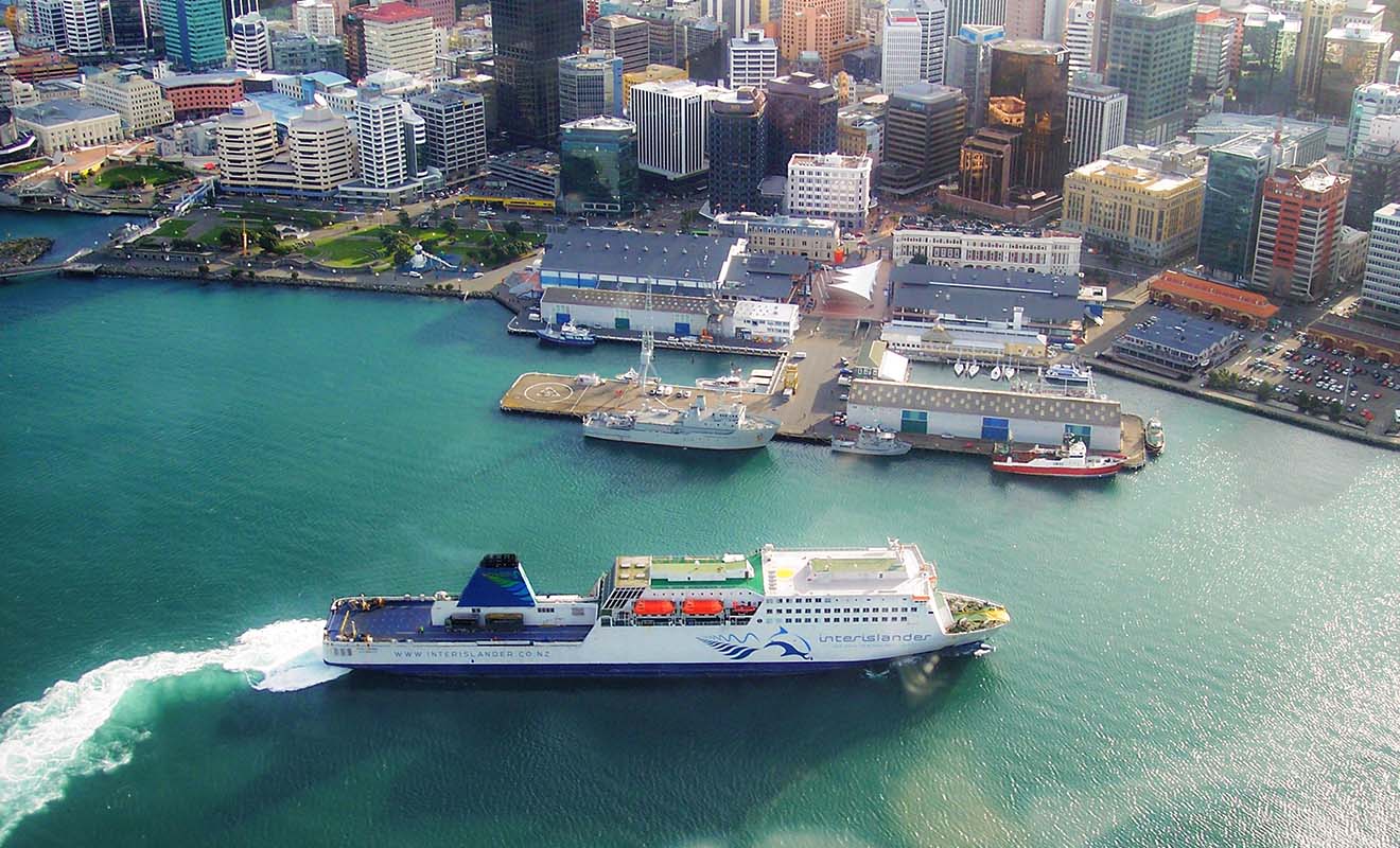 Chaque jour les ferries viennent s'amarrer à quai pour embarquer les voyageurs qui souhaitent passer de l'île du Nord à l'île du Sud.