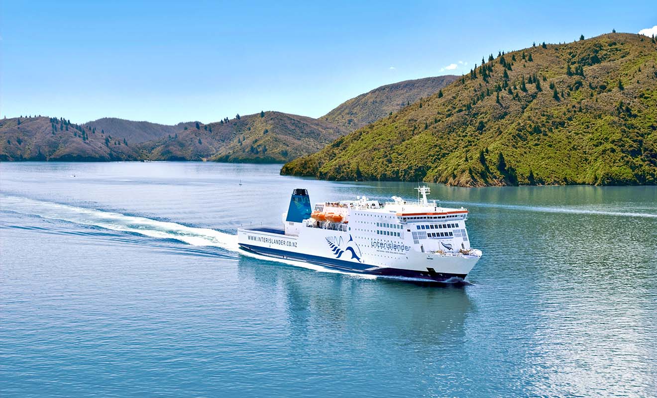 Le Kaitaki est le plus grand ferry de toute la Nouvelle-Zélande, capable de transporter 1350 passagers, sans compter le personnel de bord.