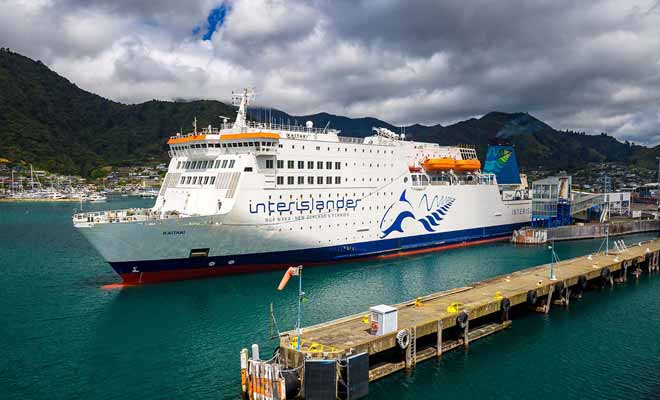 L'un des principaux attraits du voyage reste de pouvoir monter sur le pont pour admirer l'arrivée à Picton.