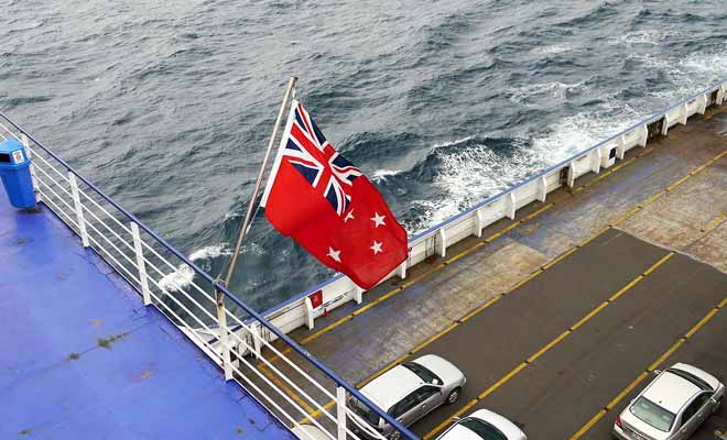 Les ferries sont gigantesques et peuvent charger des dizaines de véhicules à bord, en plus des centaines de passagers.