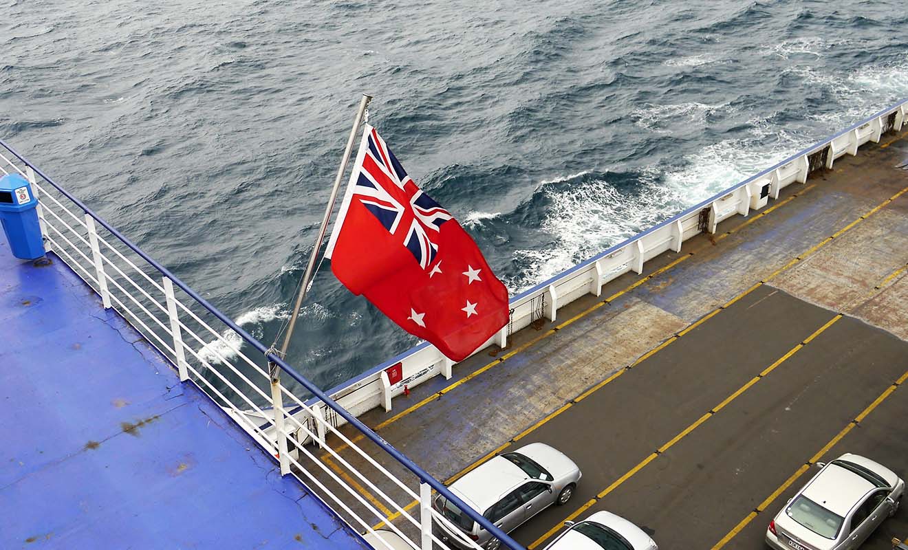 Les ferries sont gigantesques et peuvent charger des dizaines de véhicules à bord, en plus des centaines de passagers.