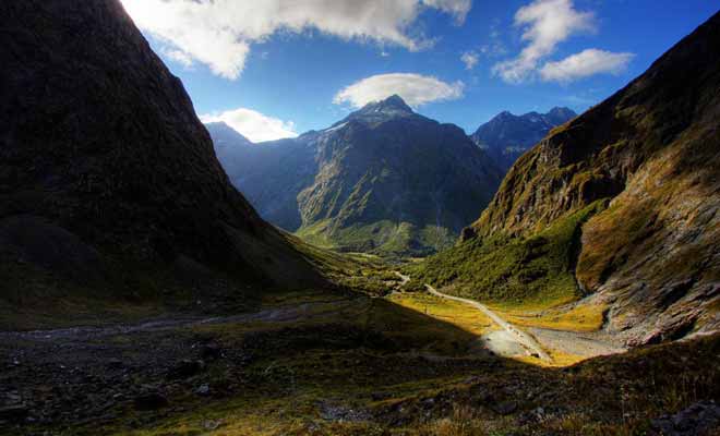 Tolkien ne connaissait pas la Nouvelle-Zélande et il s'était inspiré de ses voyages en Suisse pour imaginer l'univers du Seigneur des anneaux. Il suffit cependant d'observer les paysages néo-zélandais pour retrouver l'atmosphère des livres.