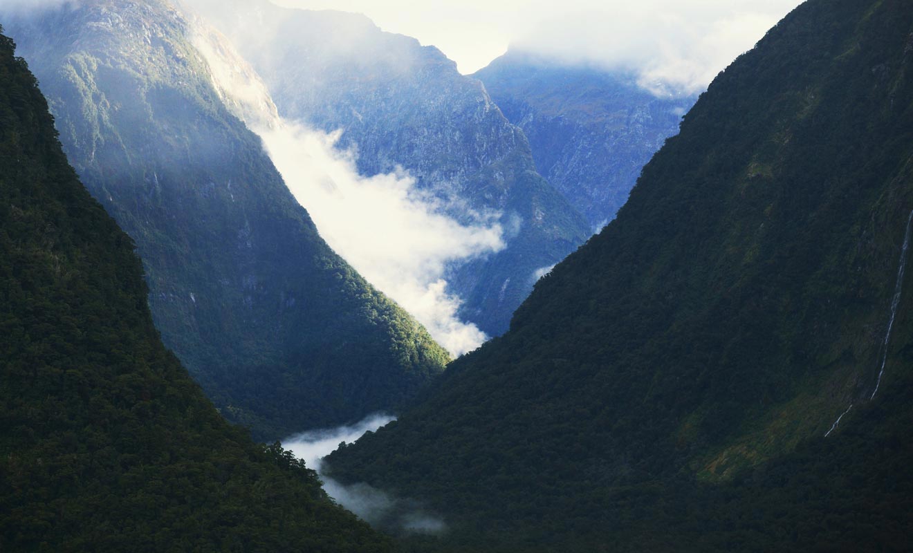 Avec une excursion qui s'étale sur près de 8h, il faut être très motivé pour visiter le Doubtful Sound. La densité de la forêt et le relief accidenté ont longtemps tenu l'Homme à l'écart du Fiordland.