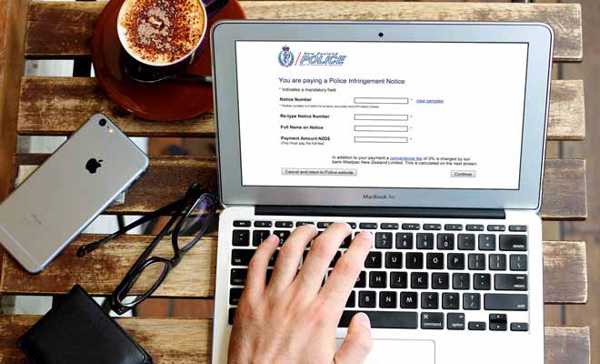 Pour régler vos amendes d'excès de vitesse ou de stationnement, vous pouvez vous connecter surun site internet du gouvernement et payer en ligne.