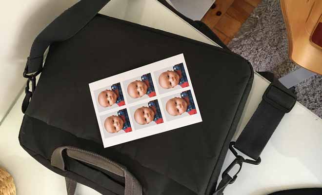 Les règles fixées pour les photos d'identité sont les mêmes pour les adultes comme pour les bébés ! Non seulement votre enfant ne doit pas sourire, mais il doit être sur un fond neutre clair.