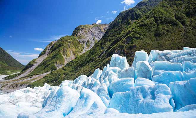 S'aventurer sans guide sur un glacier est impossible et il faut obligatoirement être encadré par un professionnel pour partir à la découverte des grottes de glace bleue.