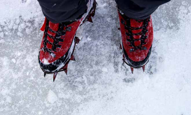 L'exploration du glacier impose de porter des chaussures à crampons. Il faudra apprendre à les ajuster, mais la technique n'est pas difficile.