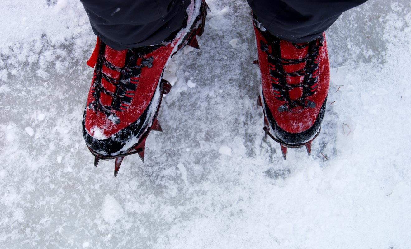 L'exploration du glacier impose de porter des chaussures à crampons. Il faudra apprendre à les ajuster, mais la technique n'est pas difficile.