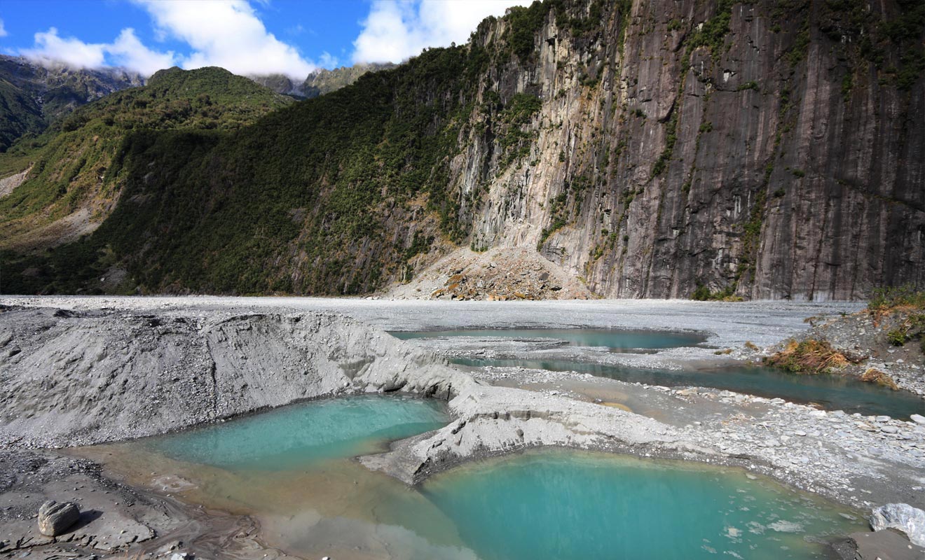 La composition du sol réfléchit la lumière fortement et colore les mares d'une jolie teinte turquoise.