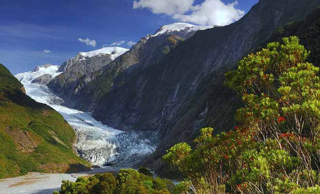 Hélas, les glaciers reculent d'année en année en Nouvelle-Zélande, à cause du réchauffement climatique.Rien n'indique que les prochaines générations pourront visiter les lieux dans les mêmes conditions.