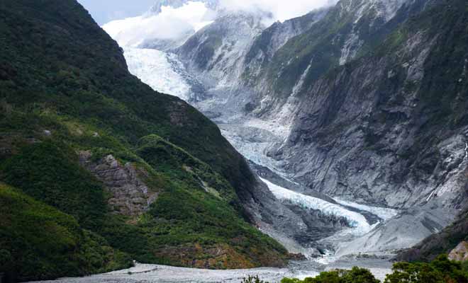 Le glacier Franz Joseph est plus spectaculaire que le Fox. Mais il est néanmoins beaucoup moins accessible. Pour le visiter, il faut réserver une sortie en hélicoptère.