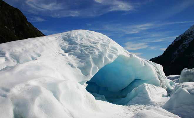 Les grottes de glaces filtrent la lumière du soleil et nous apparaissent bleues. C'est indéniablement le meilleur moment de la visite.
