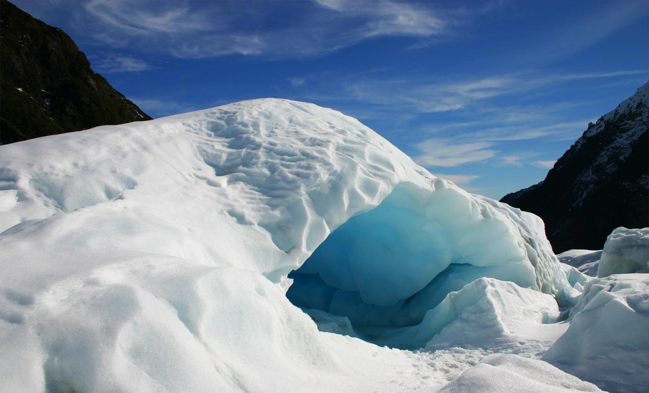 Les grottes de glaces filtrent la lumière du soleil et nous apparaissent bleues. C'est indéniablement le meilleur moment de la visite.