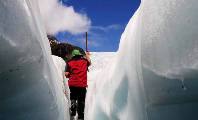 Le glacier n'est pas une masse inerte ! Il se déplace très lentement chaque jour, occasionnant l'apparition de nouvelles crevasses.
